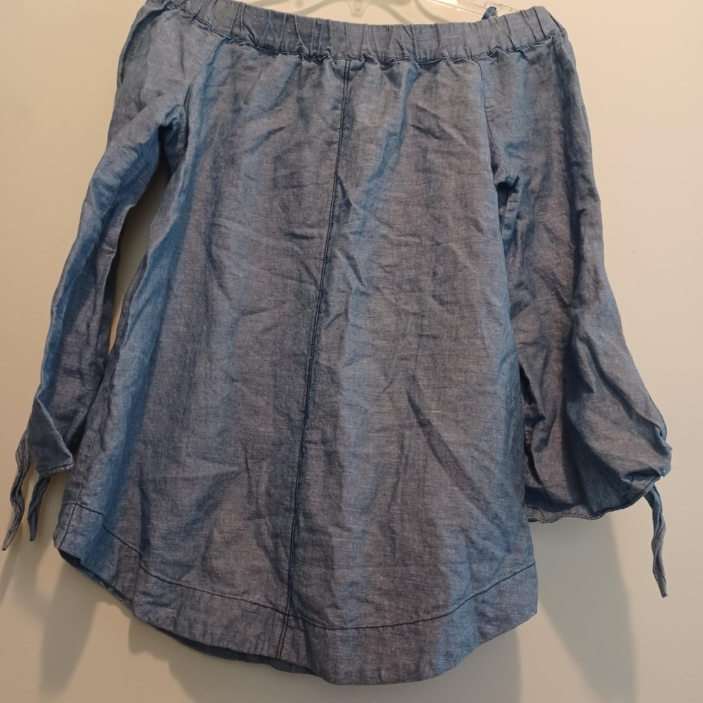 Free People Size XS Blue Show Some‎ Shoulder Top Chambray Linen Blend